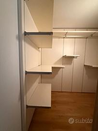 Parete attrezzata con mensole e aste porta abiti