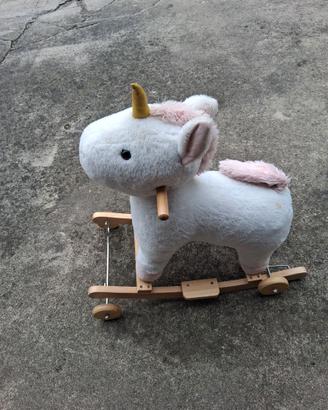 Dondolo a forma di unicorno