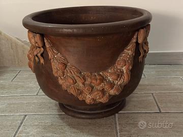 Vaso in terracotta dec.  festoni floreali rilievo