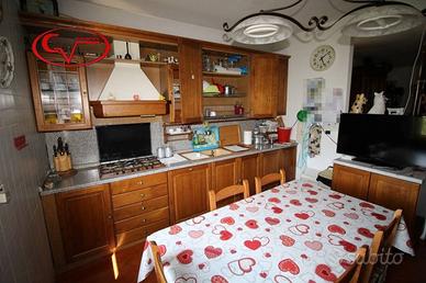 Appartamento di 180 m² con 5 locali e box auto a L
