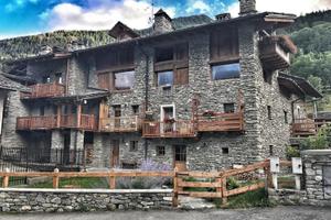 Appartamento pietra e legno immerso nella natura