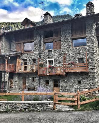 Appartamento pietra e legno immerso nella natura