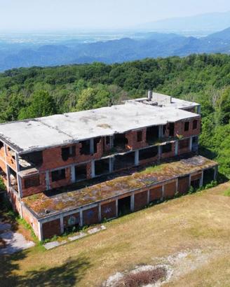 AMPIO FABBRICATO ALLO STATO GREZZO CON POTENZIA...