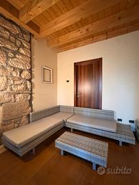 Divano da esterno angolare con tavolino