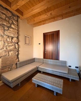 Divano da esterno angolare con tavolino