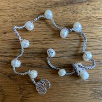 Bracciale all'uncinetto con perle di fiume