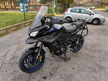 Yamaha tracer 900 tris di valigie e schermo LCD