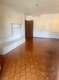 Ampio appartamento di mq. 100 semi/arredato