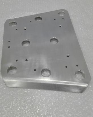 Piastra in alluminio x bauletto con attacchi GIVI