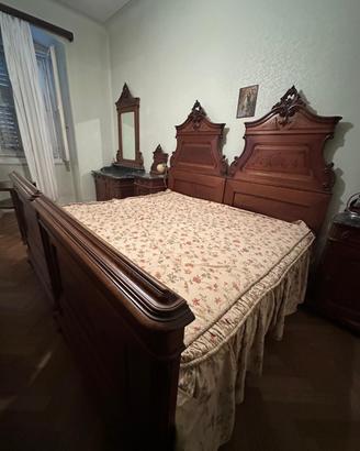 Camera da letto completa in stile antico