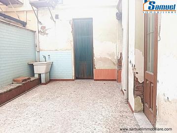 Riposto centro, semi indipendente di mq 90