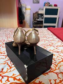 scarpe color oro col tacco