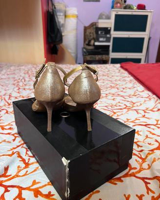 scarpe color oro col tacco