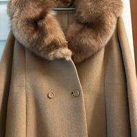 Cappotto lungo in lana di cammello con pelliccia