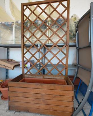 Fioriera in legno con vaso