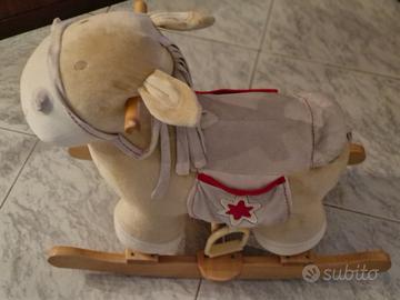 Cavalluccio e costruzioni in legno, tappeto....