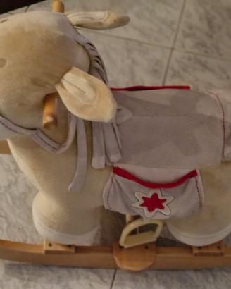 Cavalluccio e costruzioni in legno, tappeto....