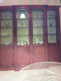 Prestigiosa vetrina in radica di frassino olivato