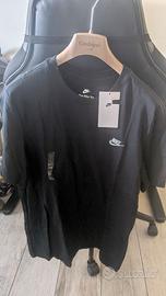 T-shirt Nike nera con logo ricamato - M