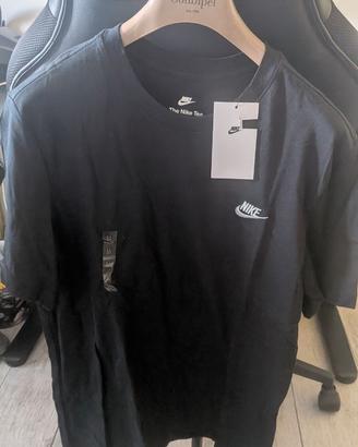 T-shirt Nike nera con logo ricamato - M