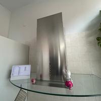 Cucina con elettrodomestici