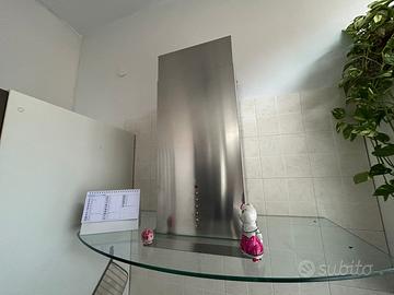 Cucina con elettrodomestici