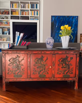 Mobile credenza tibetana rossa