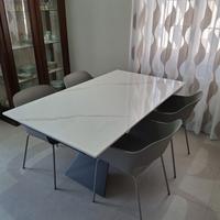 Tavolo in gres porcellanato con 4 sedie