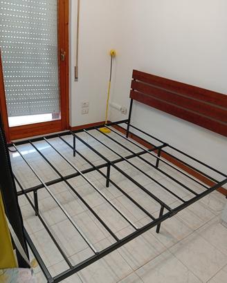  letto matrimoniale con struttura in ferro