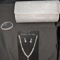pochette con set di gioielli abbinati 