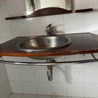Lavello e specchio bagno