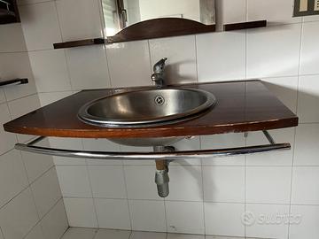 Lavello e specchio bagno