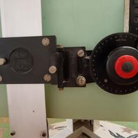 Tavolo da disegno con tecnigrafo professionale