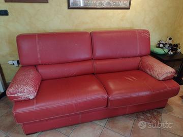 Divani pelle 3 posti  e 2 posti.