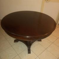Tavolo antico con le sedie di legno