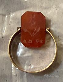 Raro anello anni 30 con corniola girevole.