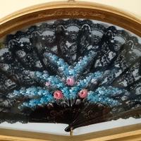 cornice in legno con ventaglio 