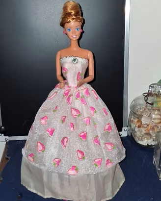 Barbie bionda Super Hair in abito da Ballo Fragole