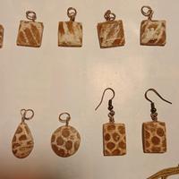 ciondoli e orecchini. corallo fossile
