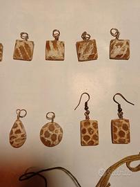 ciondoli e orecchini. corallo fossile