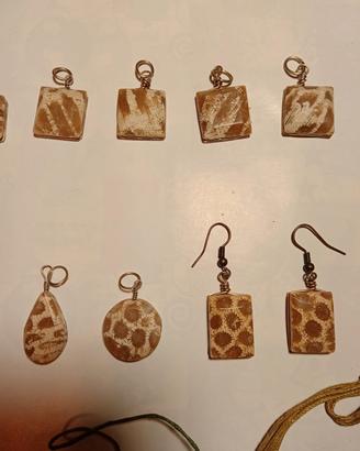 ciondoli e orecchini. corallo fossile
