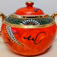 Servizio di tazze in porcellana fine decorate.