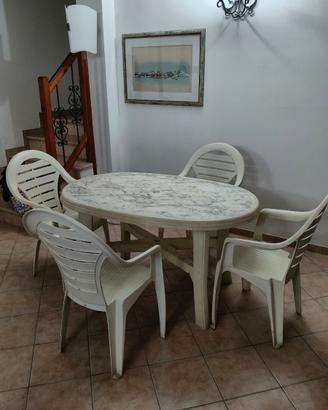 Tavolo da giardino bianco