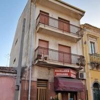 Palazzetto su 4 livelli con locale commerciale