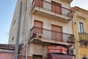 Palazzetto su 4 livelli con locale commerciale