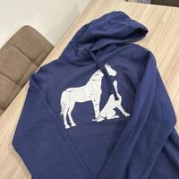 Felpa con cavallo e cane blu