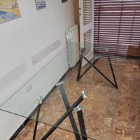 Tavolo con piano in cristallo e base in ferro