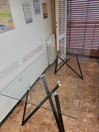 Tavolo con piano in cristallo e base in ferro