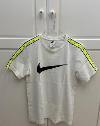 T-Shirt Nike Swoosh con Bande Giallo Fluo/Volt