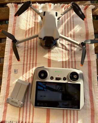 DJI Mini 3 + Radiocomando DJI RC (con Schermo) + S